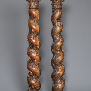 Paire de colonnes en bois sculpté de pampres de vigne, 18ème — photo 3