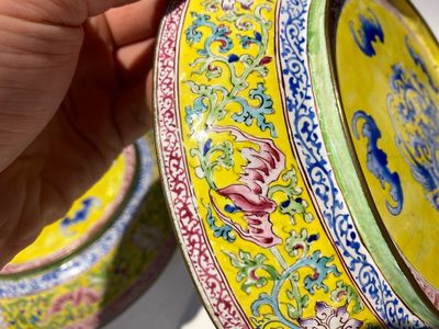 Paire de coupes en émaux de Canton à décor floral très raffiné, Chine, Yongzheng — photo 6