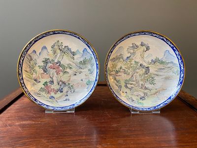 Paire de coupes en émaux de Canton du type 'Master of the rocks', Yongzheng/Qianlong — photo 1