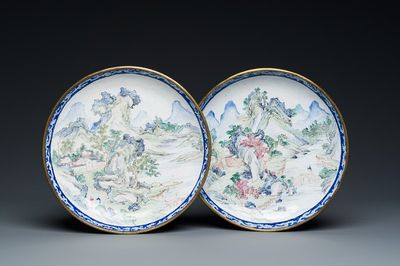 Paire de coupes en émaux de Canton du type 'Master of the rocks', Yongzheng/Qianlong