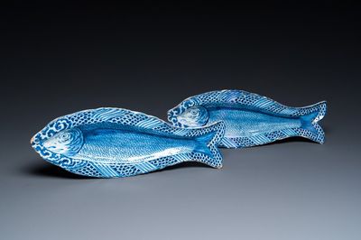 Paire de coupes en forme de harengs en faïence de Delft en bleu et blanc, 18ème