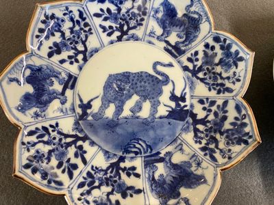 Paire de coupes en forme de lotus en porcelaine de Chine en bleu et blanc à décor de léopards, Kangxi — photo 2