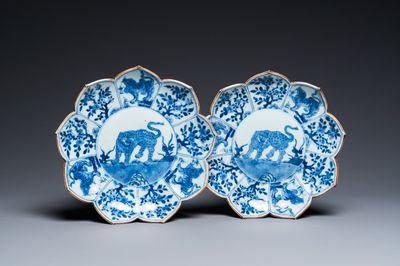 Paire de coupes en forme de lotus en porcelaine de Chine en bleu et blanc à décor de léopards, Kangxi