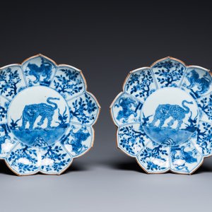 Paire de coupes en forme de lotus en porcelaine de Chine en bleu et blanc à décor de léopards, Kangxi — photo 2