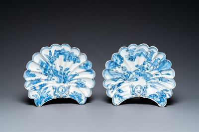 Paire de coupes en forme d'éventail en faïence de Delft en bleu et blanc, 17ème