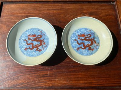 Paire de coupes en porcelaine de Chine à décor de dragons en rouge de fer sur fond de vagues en bleu et blanc, marque et époque de Qianlong — photo 1