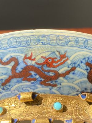 Paire de coupes en porcelaine de Chine à décor de dragons en rouge de fer sur fond de vagues en bleu et blanc, marque et époque de Qianlong — photo 19