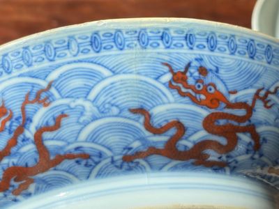 Paire de coupes en porcelaine de Chine à décor de dragons en rouge de fer sur fond de vagues en bleu et blanc, marque et époque de Qianlong — photo 9