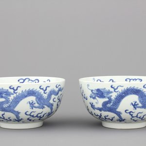Paire de coupes en porcelaine de Chine, bleu et blanc, à décor d'un dragon, 19e — photo 1
