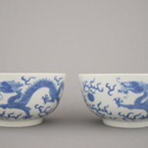Paire de coupes en porcelaine de Chine, bleu et blanc, à décor d'un dragon, 19e — photo 2