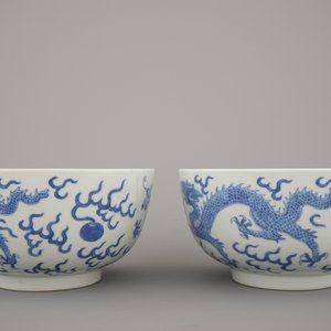 Paire de coupes en porcelaine de Chine, bleu et blanc, à décor d'un dragon, 19e — photo 5