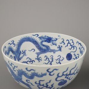 Paire de coupes en porcelaine de Chine, bleu et blanc, à décor d'un dragon, 19e — photo 6