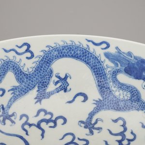 Paire de coupes en porcelaine de Chine, bleu et blanc, à décor d'un dragon, 19e — photo 7