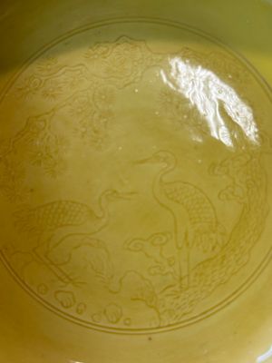 Paire de coupes en porcelaine de Chine en jaune monochrome à décor de pin et grue, marque et époque de Yongzheng — photo 16