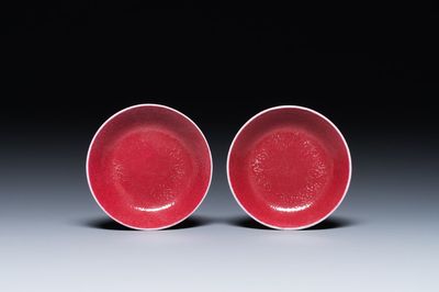 Paire de coupes en porcelaine de Chine en rouge de rubis monochrome, marque et époque de Jiaqing