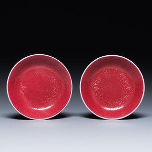 Paire de coupes en porcelaine de Chine en rouge de rubis monochrome, marque et époque de Jiaqing — photo 1