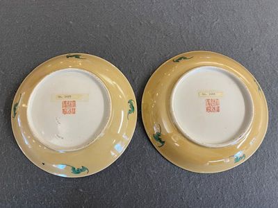 Paire de coupes en porcelaine de Chine famille rose à décor de sauterelles sur fond café au lait, marque et époque de Daoguang — photo 1