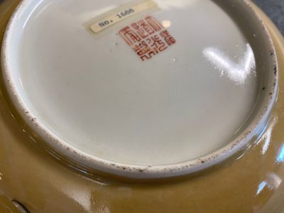Paire de coupes en porcelaine de Chine famille rose à décor de sauterelles sur fond café au lait, marque et époque de Daoguang — photo 3