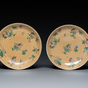 Paire de coupes en porcelaine de Chine famille rose à décor de sauterelles sur fond café au lait, marque et époque de Daoguang — photo 2