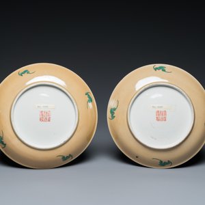 Paire de coupes en porcelaine de Chine famille rose à décor de sauterelles sur fond café au lait, marque et époque de Daoguang — photo 3