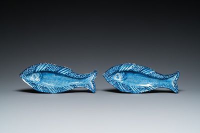 Paire de coupes tripodes en forme de harengs en faïence de Delft en bleu et blanc, 18ème
