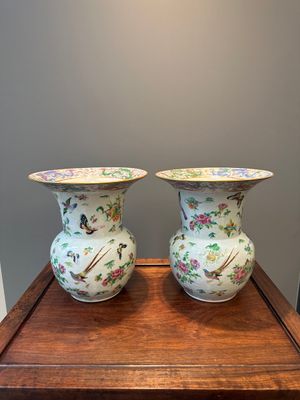 Paire de crachoirs en porcelaine de Chine famille rose de Canton à décor de dragons, oiseaux, papillons et fleurs, 19ème — photo 1