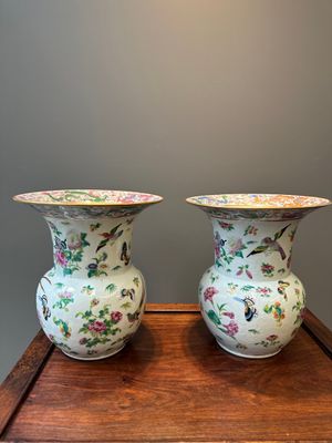 Paire de crachoirs en porcelaine de Chine famille rose de Canton à décor de dragons, oiseaux, papillons et fleurs, 19ème — photo 4