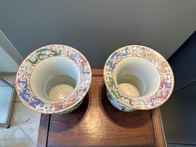 Paire de crachoirs en porcelaine de Chine famille rose de Canton à décor de dragons, oiseaux, papillons et fleurs, 19ème — photo 5