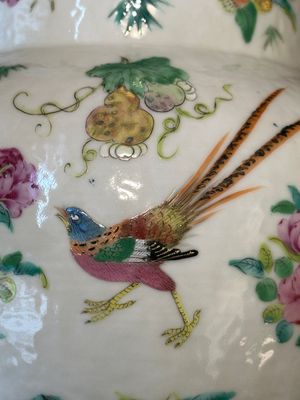 Paire de crachoirs en porcelaine de Chine famille rose de Canton à décor de dragons, oiseaux, papillons et fleurs, 19ème — photo 10