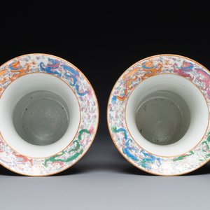 Paire de crachoirs en porcelaine de Chine famille rose de Canton à décor de dragons, oiseaux, papillons et fleurs, 19ème — photo 5