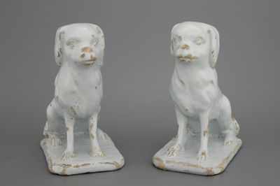 Paire de figures de chiens en faïence de Delft, monochrome blanc, 18e
