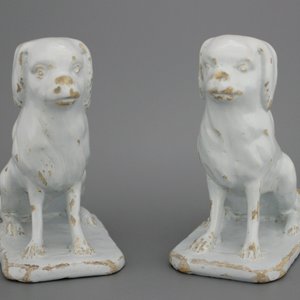 Paire de figures de chiens en faïence de Delft, monochrome blanc, 18e — photo 1