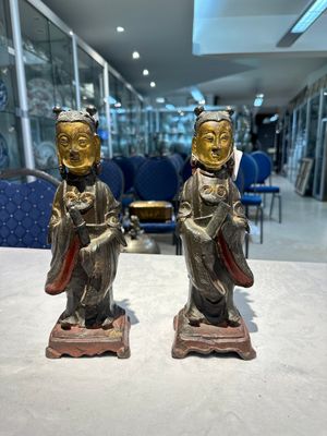 Paire de figures de servantes en bronze partiellement laqué et doré, Chine, Ming — photo 1