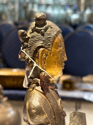 Paire de figures de servantes en bronze partiellement laqué et doré, Chine, Ming — photo 18