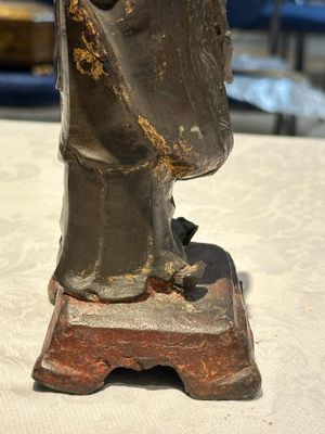 Paire de figures de servantes en bronze partiellement laqué et doré, Chine, Ming — photo 20