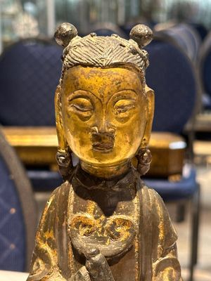 Paire de figures de servantes en bronze partiellement laqué et doré, Chine, Ming — photo 2