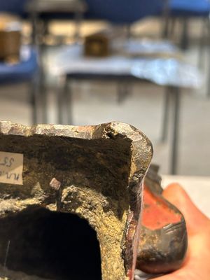 Paire de figures de servantes en bronze partiellement laqué et doré, Chine, Ming — photo 25
