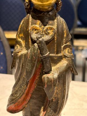 Paire de figures de servantes en bronze partiellement laqué et doré, Chine, Ming — photo 3