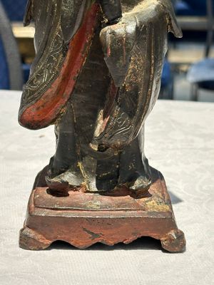 Paire de figures de servantes en bronze partiellement laqué et doré, Chine, Ming — photo 4