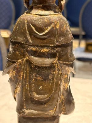 Paire de figures de servantes en bronze partiellement laqué et doré, Chine, Ming — photo 9