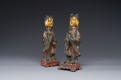 Paire de figures de servantes en bronze partiellement laqué et doré, Chine, Ming