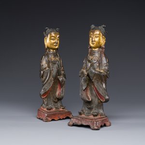 Paire de figures de servantes en bronze partiellement laqué et doré, Chine, Ming — photo 1