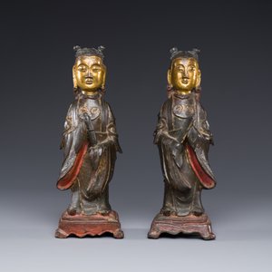 Paire de figures de servantes en bronze partiellement laqué et doré, Chine, Ming — photo 2