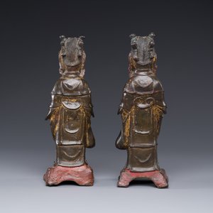 Paire de figures de servantes en bronze partiellement laqué et doré, Chine, Ming — photo 3