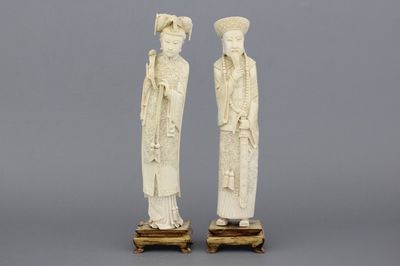 Paire de figures d'empereurs chinois en ivoire sculpté, 19e-20e