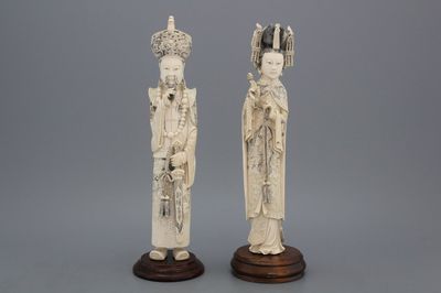 Paire de figures en ivoire sculptée représentant un couple impériale, Chine, 1ère moitié 20e