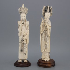 Paire de figures en ivoire sculptée représentant un couple impériale, Chine, 1ère moitié 20e — photo 1