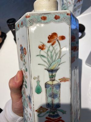 Paire de flacons de forme hexagonale en porcelaine de Chine famille verte, Kangxi — photo 10