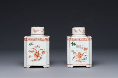 Paire de flacons de formes carrées en porcelaine de Chine famille verte, Kangxi