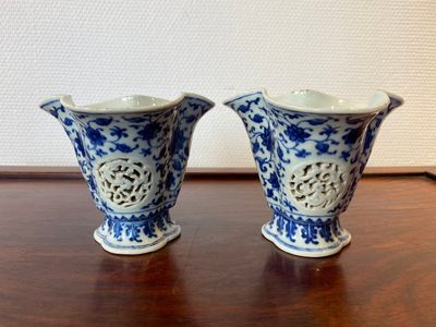 Paire de gobelets ajourés et à double parois en porcelaine de Chine en bleu et blanc à décor de rinceaux de lotus de style Ming, Qianlong — photo 3